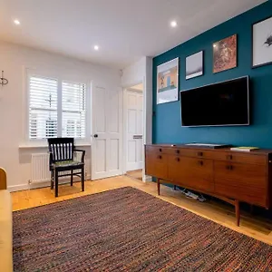 Super Cool, Industrial-styled House With Parking Holiday home Brighton